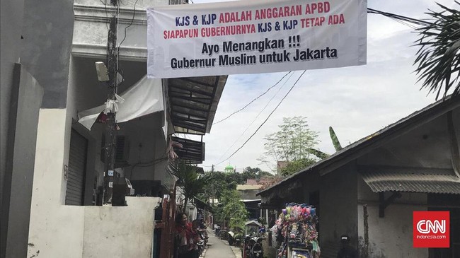 Ketua RT setempat menyatakan selama ini belum ada perintah penurunan spanduk dari pihak kelurahan. Warga juga disebut tak terganggu spanduk itu.