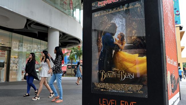 Menuai beragam kontroversi akan konten gay di dalam Beauty and the Beast, lembaga sensor film Malaysia memutuskan memotong momen gay di dalamnya.