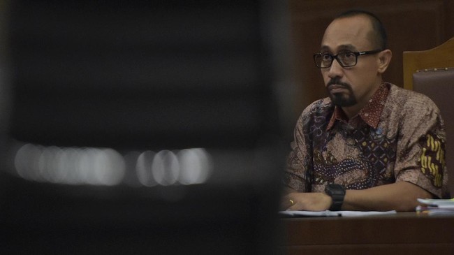 Andi Taufan Tiro juga dicabut hak politiknya oleh hakim karena terbukti menerima suap Rp7,4 miliar dalam proyek pembangunan jalan di Maluku.
