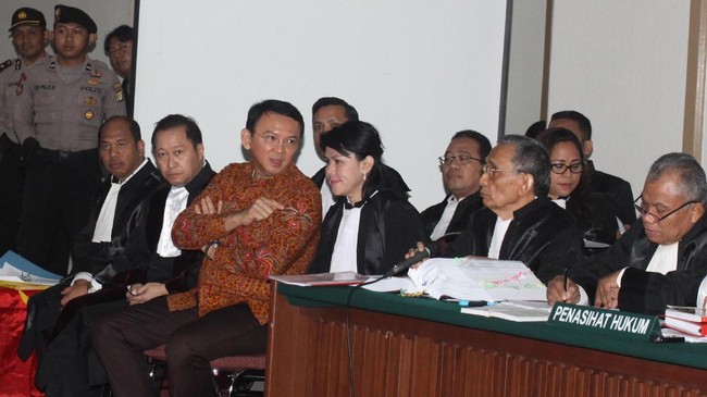 Dalam menentukan penundaan sidang, hakim tak perlu melaporkan keputusannya kepada MA dan tak bisa dimintai pertanggungjawabannya . 