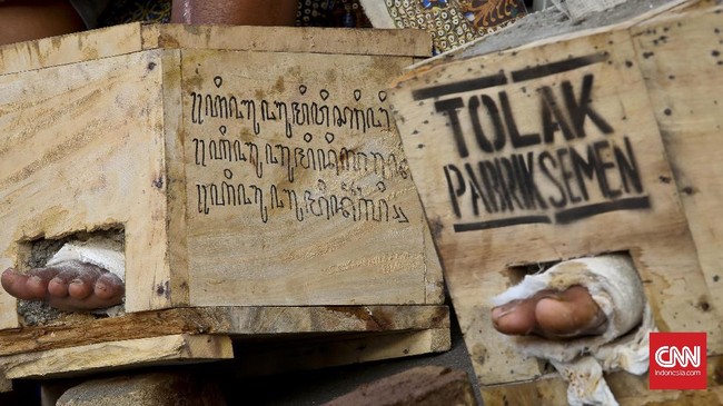 Ketika beberapa rekannya memilih pulang ke kampung halaman, Patmi sempat berkeras melanjutkan aksi semen kaki setelah berdemo lebih dari sepekan.