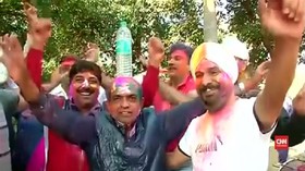 Wisatawan Berbaur Merayakan Festival Holi di India