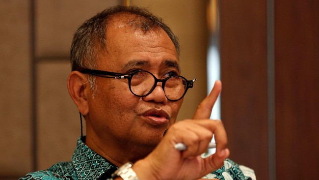 Pernyataan Agus Rahardjo mengenai ada kasus yang lebih besar dari korupsi e-KTP dianggap sebagai pernyataan genit yang dapat merugikan KPK.