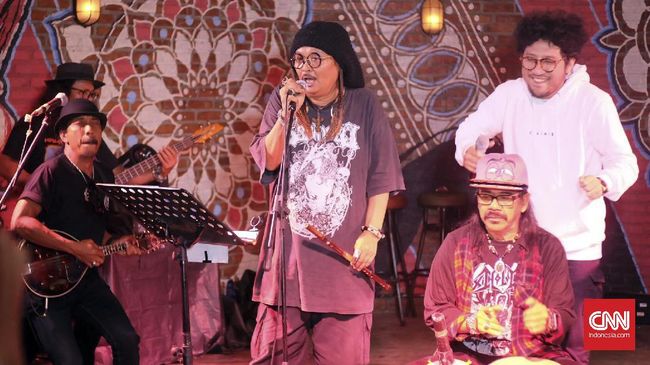 OM PMR kembali menggubah lirik musisi masa kini, menjadi kocak dan khas. Dalam Too Long to be Alone, mereka menggubah Terlalu Lama Sendiri milik Kunto Aji.