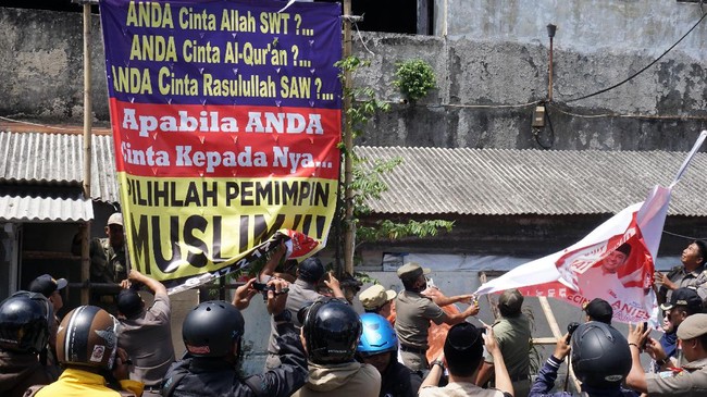 Isu SARA bukan hanya menyerang pasangan Ahok-Djarot, tetapi juga pasangan Anies-Sandi yang dianggap menyebar spanduk penerapan syariat Islam.