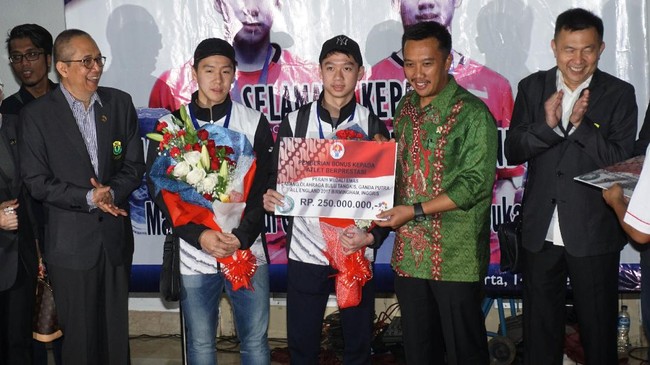 Menpora Imam Nahrawi merespons sindiran Marcus Gideon melalui Instagram terkait bonus dari Kemenpora yang hingga kini belum cair.