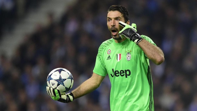 Juventus' goalkeeper Gianluigi Buffon gestures during the UEFA Champions League round of 16 second leg football match FC Porto vs Juventus at the Dragao stadium in Porto on February 22, 2017. / AFP PHOTO / MIGUEL RIOPA
