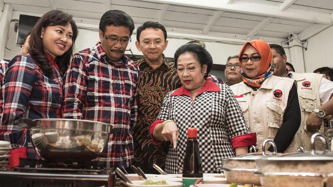Ahok mengaku dirinya sempat dilarang Ketua Umum PDIP Megawati Soekarnoputri untuk mundur dari jabatan komisaris utama PT Pertamina (Persero).
