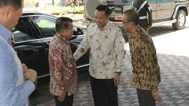 Menpora RI Imam Nahrawi memamerkan kantornya yang kini telah dipenuhi poster publikasi Asian Games 2018 kepada Wakil Presiden Jusuf Kalla.