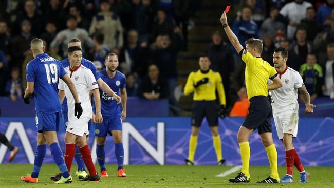 Samir Nasri mendapat kartu kuning kedua pada menit ke-74 setelah menanduk Jamie Vardy. Insiden tersebut membuat Sevilla harus bekerja lebih keras.