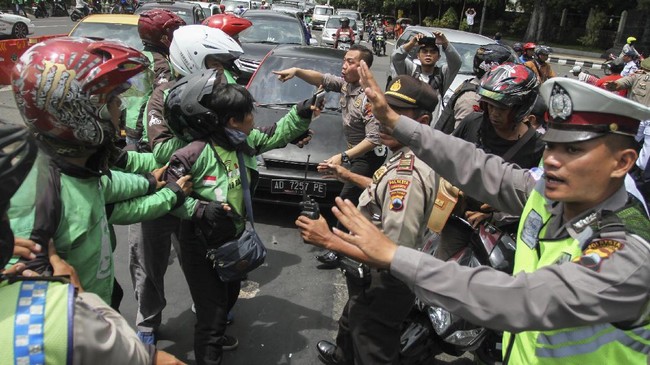 Ramai-ramai Tolak Ojek Online di Daerah