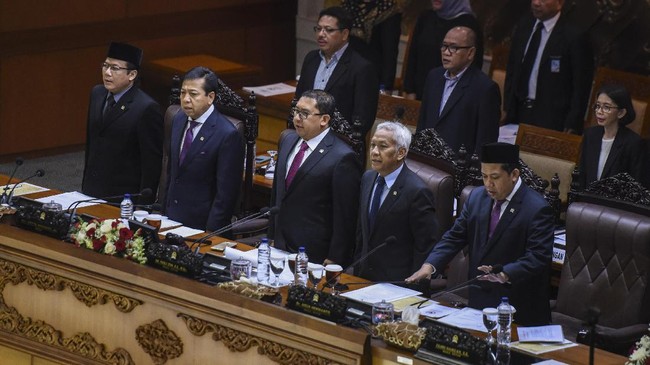 Wakil Ketua DPR Fahri Hamzah dijerat dengan Pasal 21 Undang-Undang Pemberantasan Tindak Pidana Korupsi.