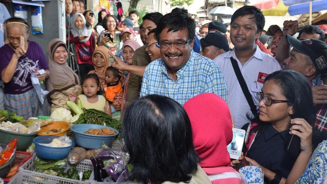 Djarot Saiful Hidayat memborong berbagai macam jenis sayur mayur saat berkampanye di Pasar Kedip, Kebayoran Lama, hari ini.