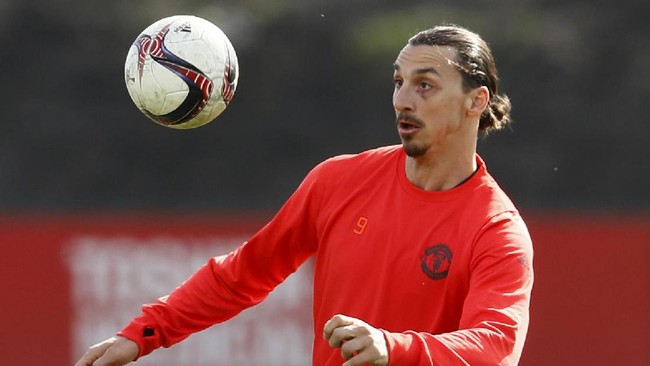 Bersamaan dengan fan The Red Devils, Diego Armando Maradona juga mengungkapkan ekspresi kegembiraan menyambut kedatangan Ibrahimovic.