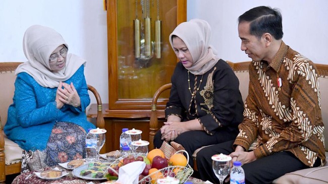 Sehari sebelum Hasyim Muzadi menutup usia, Presiden Jokowi menjenguk mantan ketua PBNU itu di Malang. Itu menjadi pertemuan terakhir keduanya.