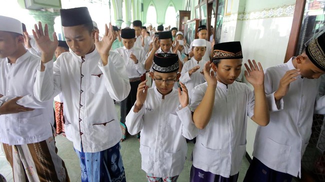 Santri Pondok Pesantren Riyadlus Sholihin, Probolinggo, Jawa Timur, melaksanakan salat gaib dan tahlil untuk mendoakan para korban gempa bumi di Lombok, NTB.