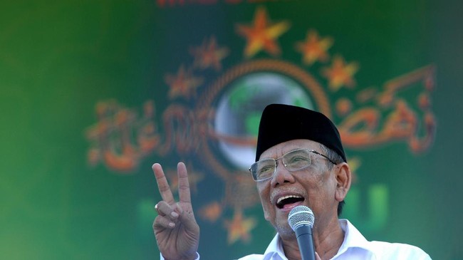 Keluarga almarhum Hasyim Muzadi memindahkan pusara makam karena air yang selalu keluar dari tanah akibat kontur tanah yang kurang baik.