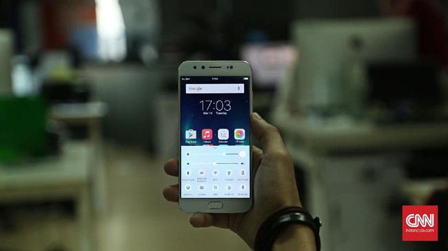 Kamera ganda di depan menjadi andalan Vivo V5 Plus, bagus namun cenderung berlebihan. Belum lagi desainnya yang mirip dengan iPhone. Agak ganjil.