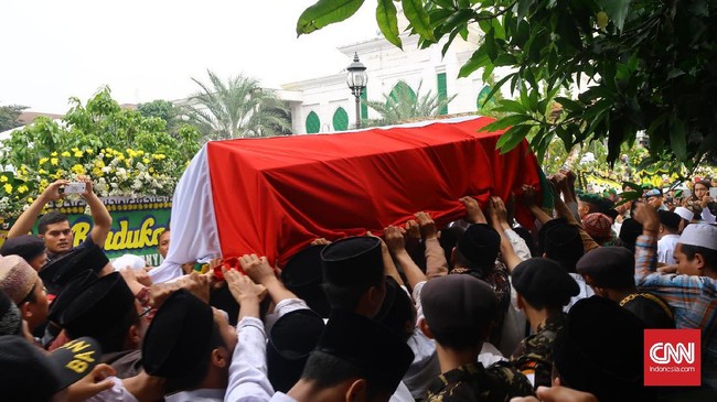 Instrumen lagu Gugur Bunga dikumandangkan bersamaan dengan momen keluarga menaburkan bunga ke dalam liang lahat, sore.