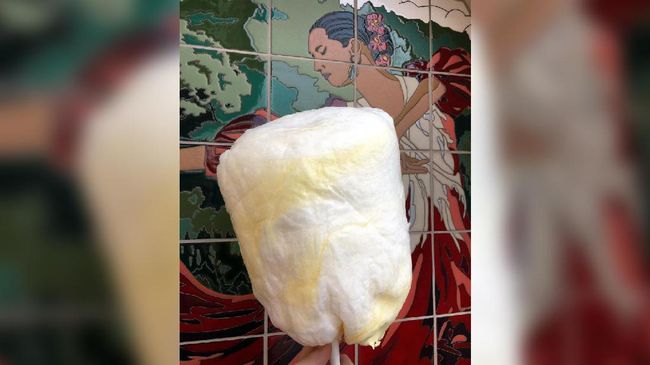 Disney kini memodifikasi es krim 'Dole Whip' berbentuk spiral yang merupakan dessert khas wahana menjadi gulali. Rasanya masih sama, rasa nanas.