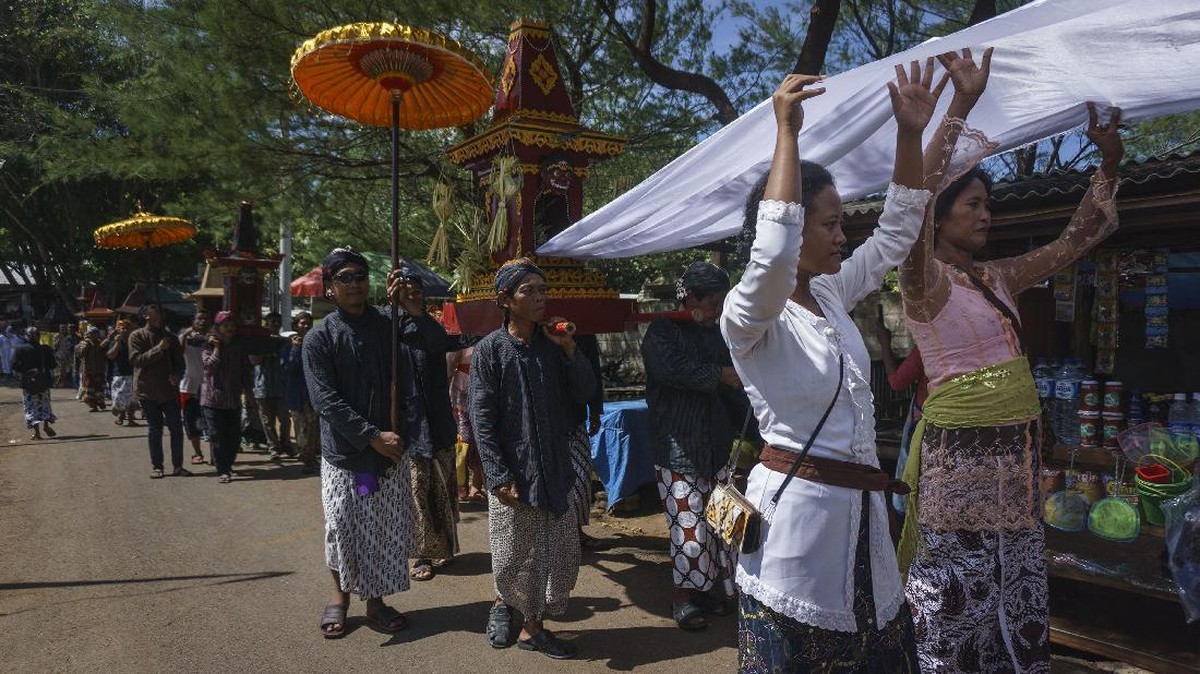 Rayakan Upacara Melasti dengan Pakaian Tradisional Jawa