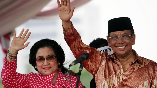 Djarot menyebut almarhum Hasyim Muzadi menerapkan Islam Nusantara yang menghargai dan menjunjung tinggi Bhinneka Tunggal Ika.