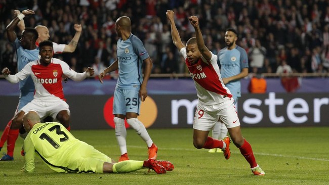 Tertinggal dua gol membuat Monaco bermain dengan tempo tinggi dan menekan. Absennya Radamel Falcao tidak mengurangi ketajaman klub Ligue 1 tersebut.