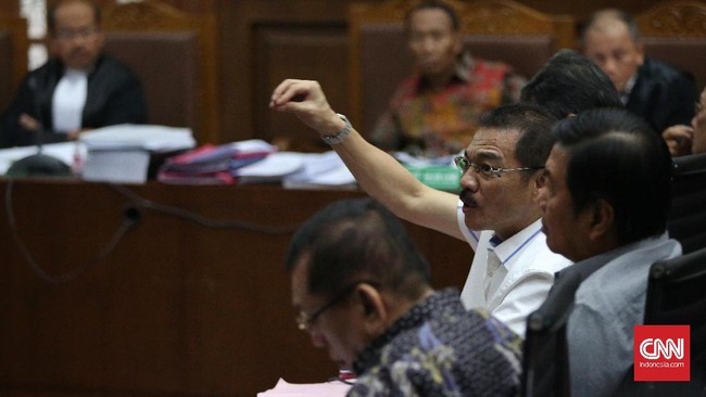 Mantan Menteri Dalam Negeri Gamawan Fauzi kembali bersumpah tak pernah menerima uang terkait proyek e-KTP, bahkan siap dihukum mati jika terlibat.