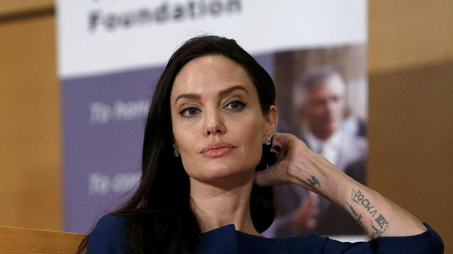 Angelina Jolie berupaya untuk mengalihkan hatinya dari Brad Pitt ke seorang pria asal Inggris. Ia belum lama ini bertemu dengan pacar barunya itu di Malibu.