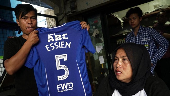 Michael Essien langsung mendapatkan tempat di hati para Bobotoh pendukung Persib. Jersey bertuliskan namanya paling laris terjual.