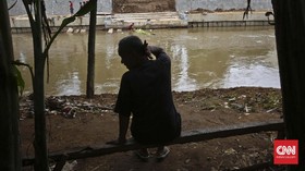 Gubernur Djarot Ancam Pajang Foto Pembuang Sampah di Sungai