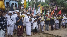 Rayakan Upacara Melasti dengan Pakaian Tradisional Jawa