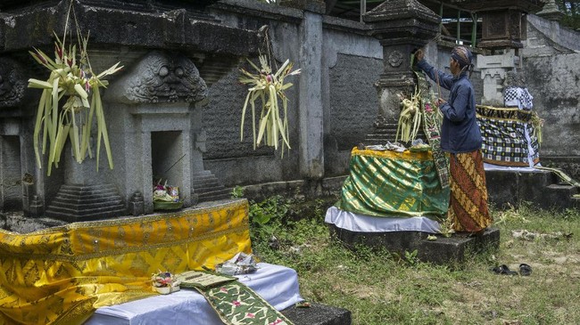 Orang tak dikenal merusak patung di Pura Mandhara Giri Semeru Agung, Senduro, Lumajang, Jawa Timur. Belum diketahui motif dan pelaku perusakan.