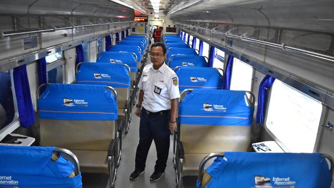 PT KAI menyatakan akan menyiagakan 11 ribu petugas untuk menjaga keamanan perjalanan selama masa angkutan Natal 2019 dan Tahun Baru 2020.