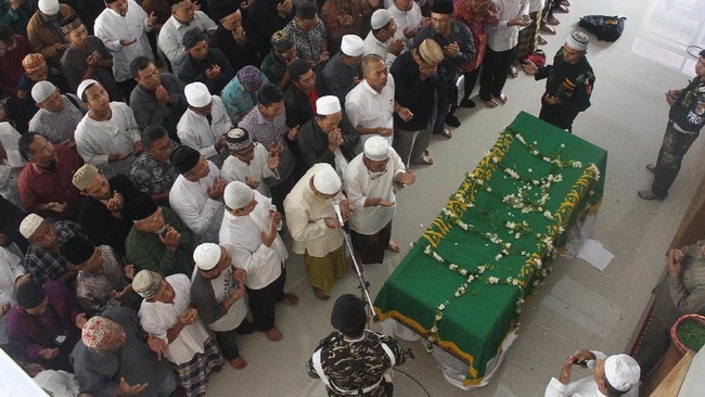 Prosesi salat jenazah Hasyim Muzadi digelar berulang kali secara bergelombang karena banyaknya penyelawat yang ingin menyalatkan almarhum.