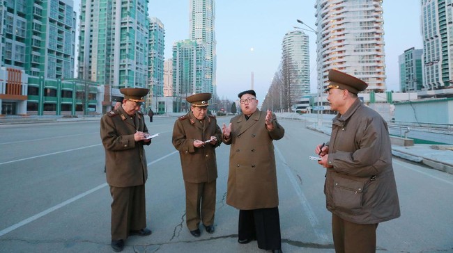 Kim Jong-Un meresmikan kompleks kondominum mewah di Pyongyang yang terdiri dari 70 lantai dengan total 5000 unit apartemen.