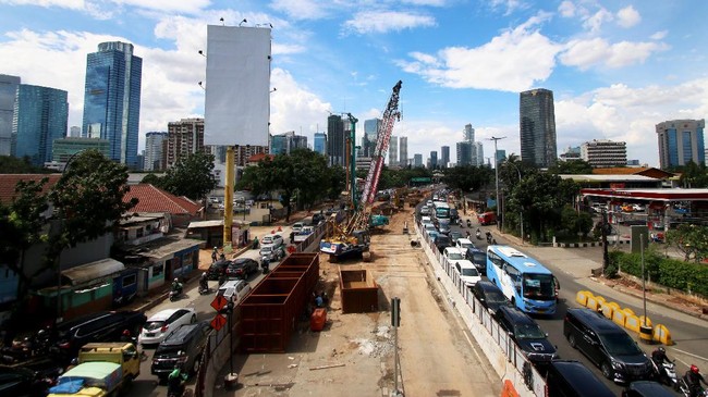 Aplikasi peta online Waze dan Google Maps mengganti nama Jalan Warung Jati Barat menjadi Jalan Jend AH Nasution, padahal keputusan tersebut belum resmi.