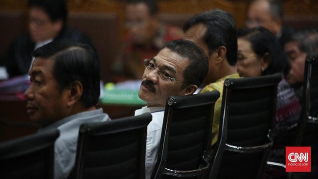 Eks Mendagri Gamawan Fauzi mengaku pernah meminjam Rp1,5 miliar dari swasta untuk membiayai operasi kankernya. Namun ia klaim tak terima uang proyek e-KTP.
