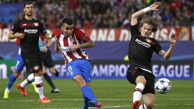 Kiper Bayer Leverkusen Bernd Leno melakukan dua penyelamatan penting di babak pertama untuk menggagalkan peluang Atletico Madrid.