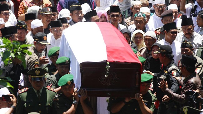 Jenazah yang dibawa dengan peti berbalut bendera merah putih itu digotong oleh pasukan TNI untuk kemudian disalatkan di Masjid Al-Hikam.
