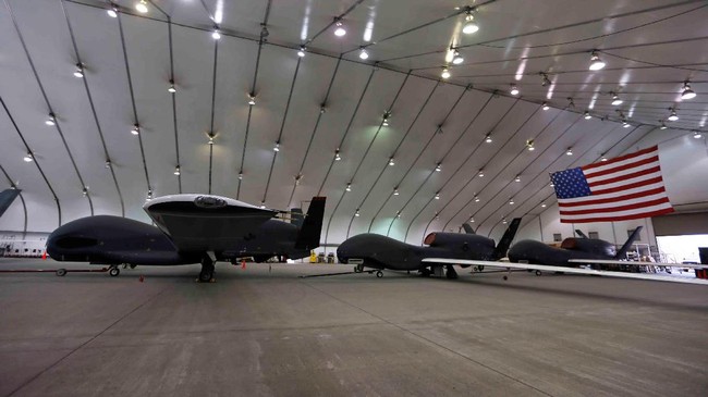 Korps Garda Revolusi Iran menyatakan berhasil menembak jatuh drone intai AS, RQ-4 Global Hawk, buatan Northrop Grumman.