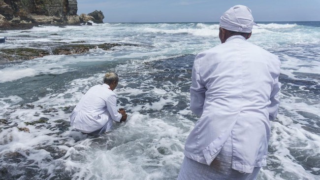 Rayakan Upacara Melasti dengan Pakaian Tradisional Jawa