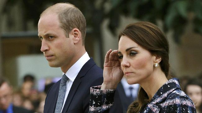 Warganet membandingkan kartu Natal yang dibuat oleh keluarga William-Kate Middleton dan Harry-Meghan Markle. Mereka menilai keduanya memiliki konsep yang sama.