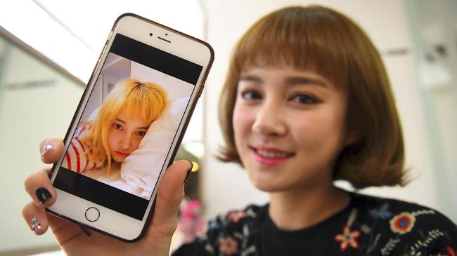 Aturan yang mengkritik wajah bintang K-Pop terlalu mirip dan mendorong keberagaman menuai hujatan. Aturan itu pun dicabut Pemerintah Korea.