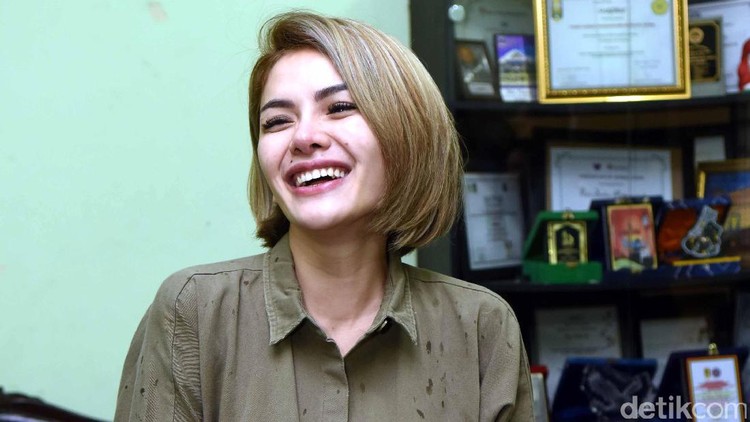 Nikita Mirzani mengaku masih ada rasa dengan mantan suami pertamanya.