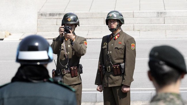 Korea Utara dan Korea Selatan kembali membuka jalan di zona demiliterisasi (DMZ) setelah 14 tahun ditutup, pada Kamis (22/11).