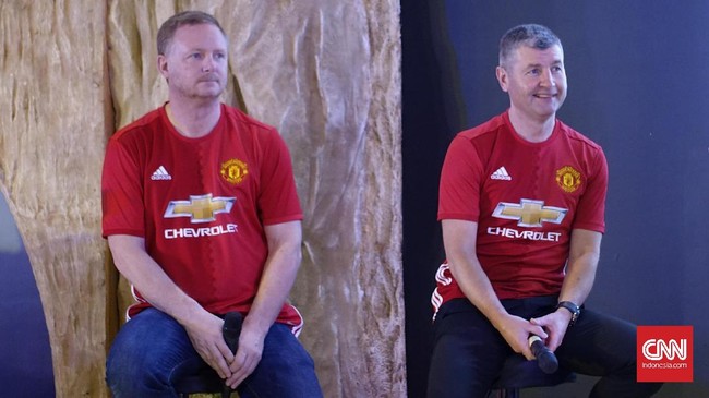Bek tengah Manchester United David May merasa aneh dengan peraturan pembatasan usia yang diterapkan di kompetisi kasta tertinggi Indonesia.