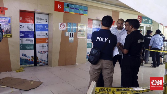 Sebelum lift jatuh, para pengunjung berebut masuk ke dalam lift. Menurut penumpang, lift diduga kelebihan kapasitas.