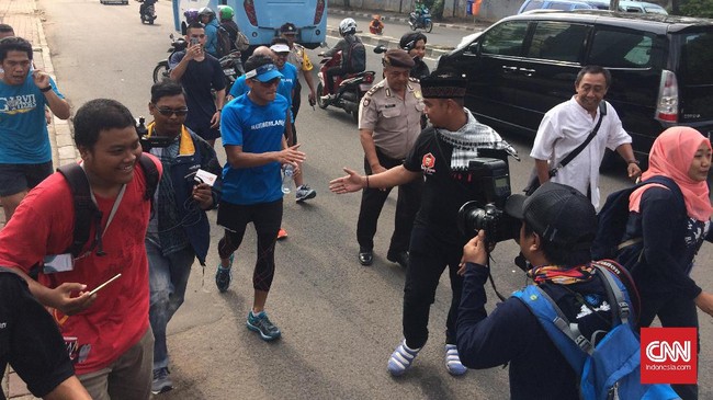 Tim sukses Ahok-Djarot meminta Sandiaga Uno sebagai pesaing harus meniru Ahok yang tak pernah mangkir pada pemeriksaan kasus hukum di kepolisian.