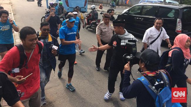 Timses: Sandi Harus Tiru Ahok Hadapi Kasus Hukum Tim sukses Ahok-Djarot meminta Sandiaga Uno sebagai pesaing harus meniru Ahok yang tak pernah mangkir pada pemeriksaan kasus hukum di kepolisian.